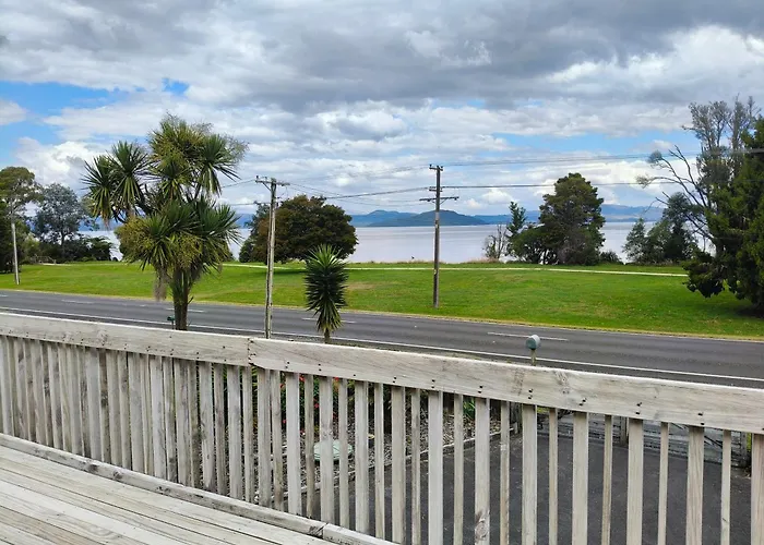Hamurana Lakefront Escape *